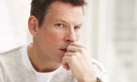 Мужчина думает