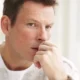 Мужчина думает