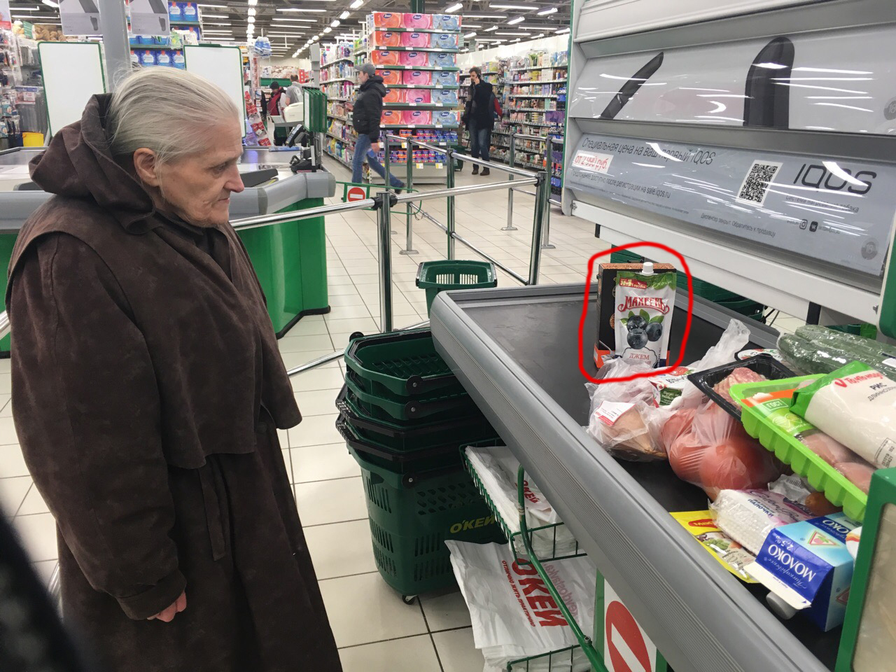 Бабушка на кассе