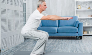 Пожилой мужчина приседает