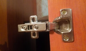 Петля на шкафе