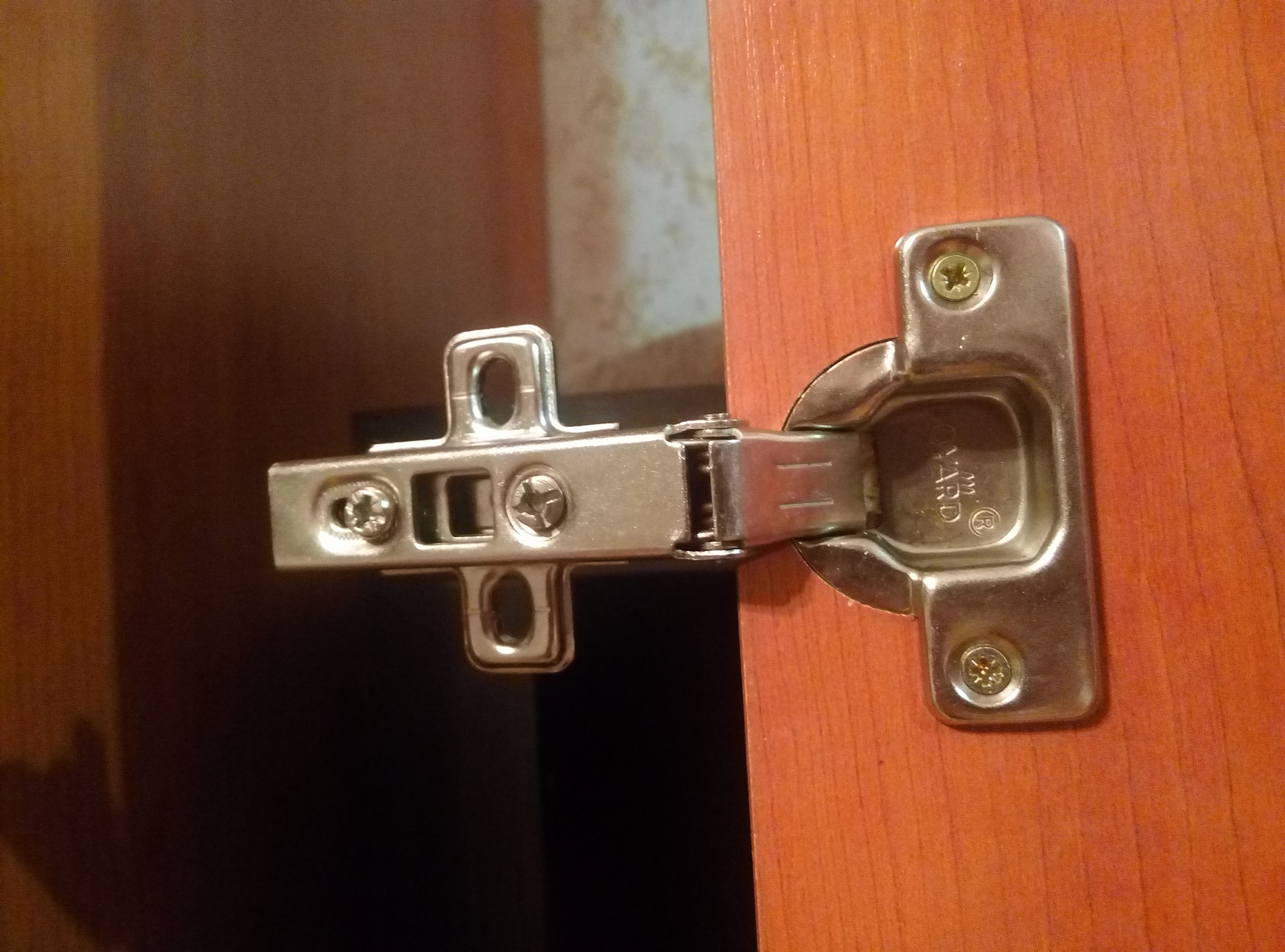 Петля на шкафе