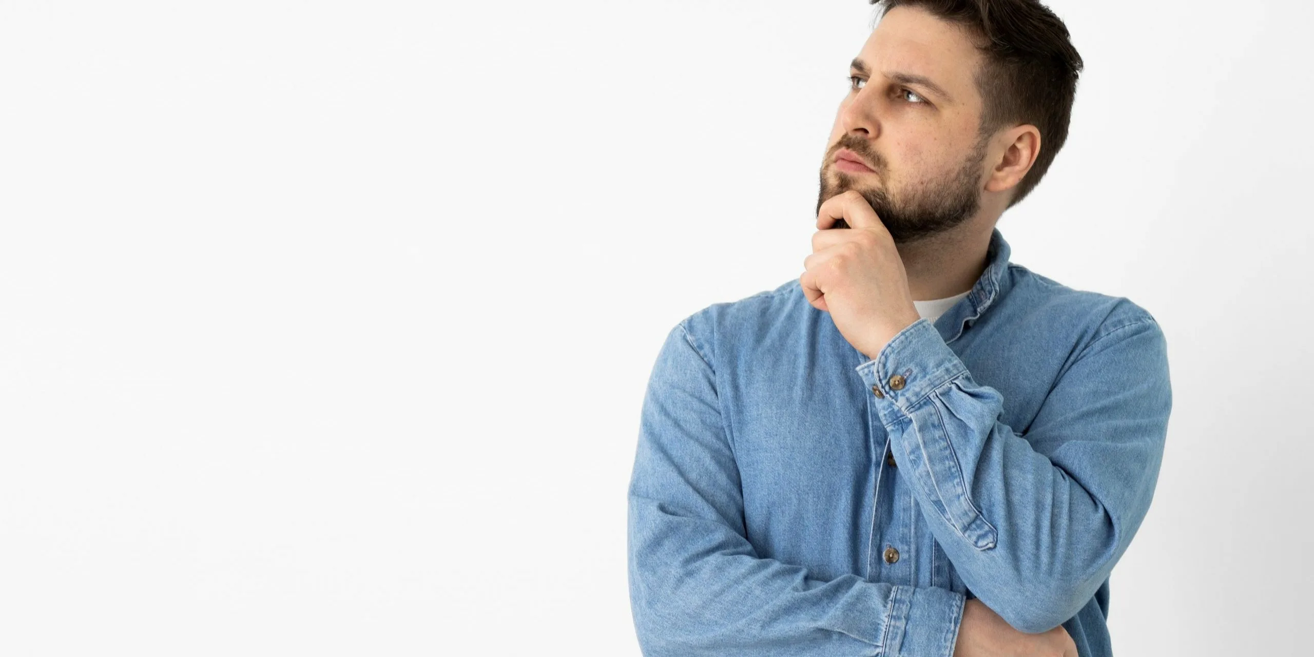 Мужчина думает