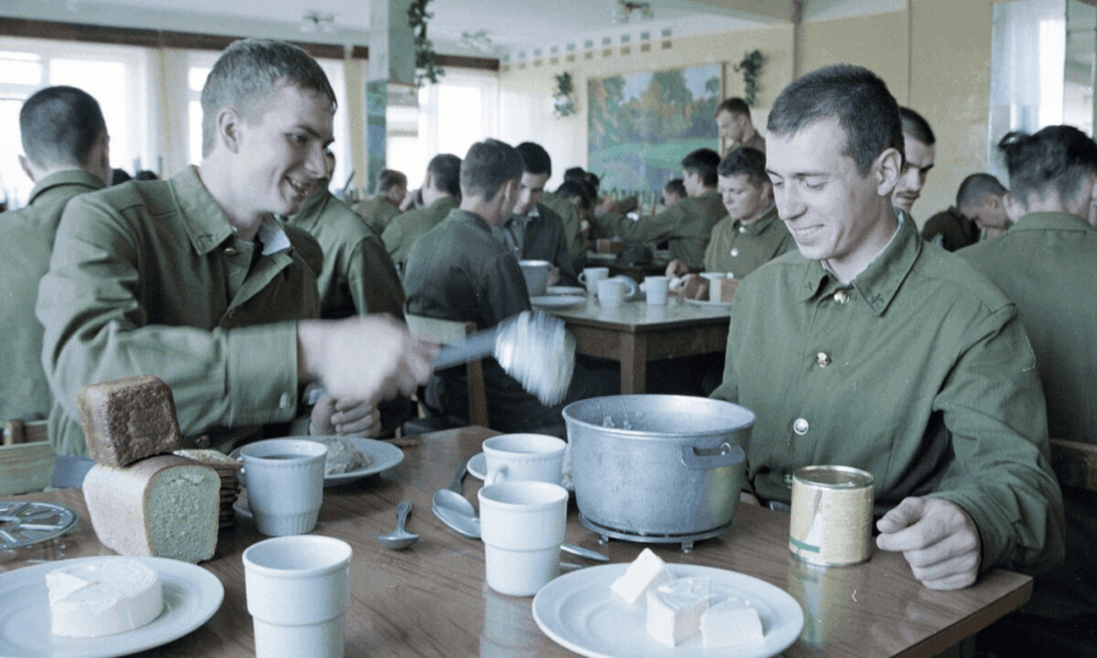 Солдатская столовая в СССР