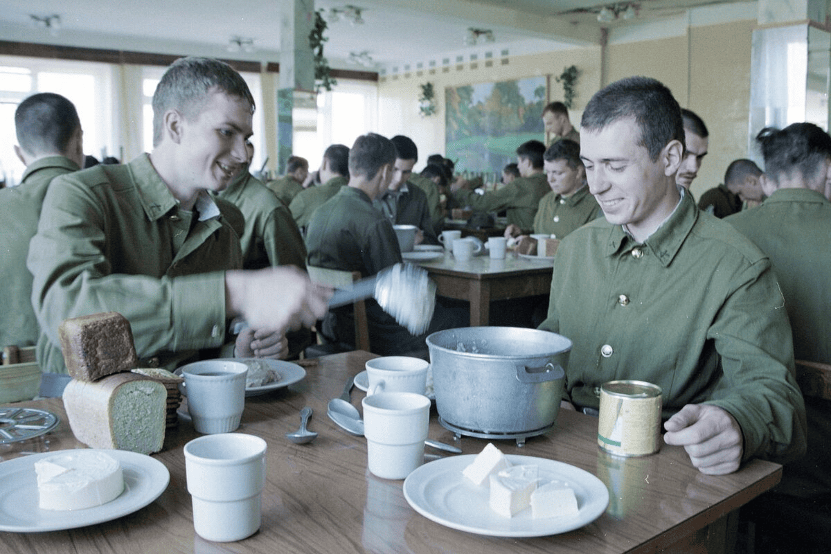 Солдатская столовая в СССР