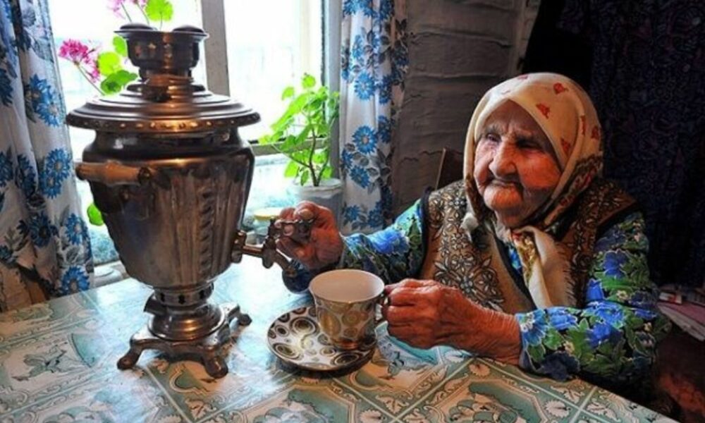 Бабушка пьёт чай