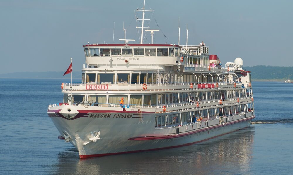 Пассажирский теплоход «Максим Горький»