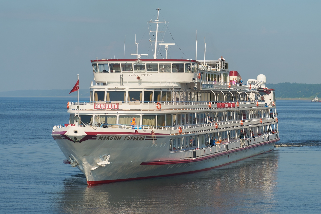 Пассажирский теплоход «Максим Горький»