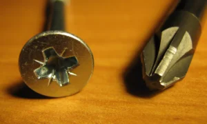 шлиц у винта