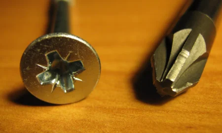 шлиц у винта