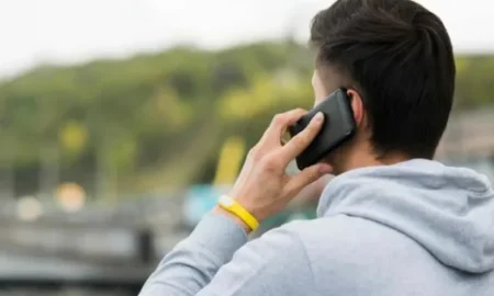 Человек звонит