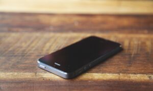 Смартфон на столе