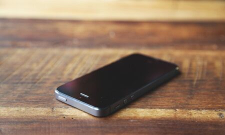 Смартфон на столе