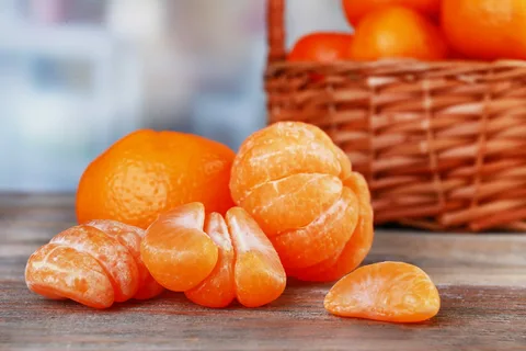 мандарины на столе