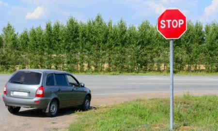 Знак на дороге