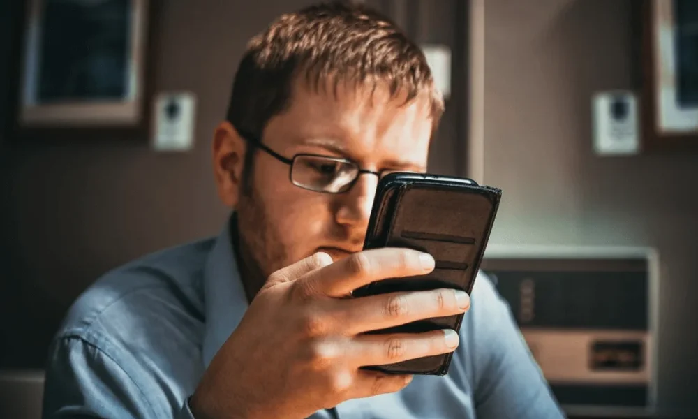 Мужчина со смартфоном