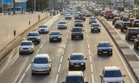 Автомобили на дороге