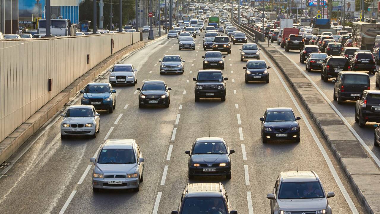 Автомобили на дороге