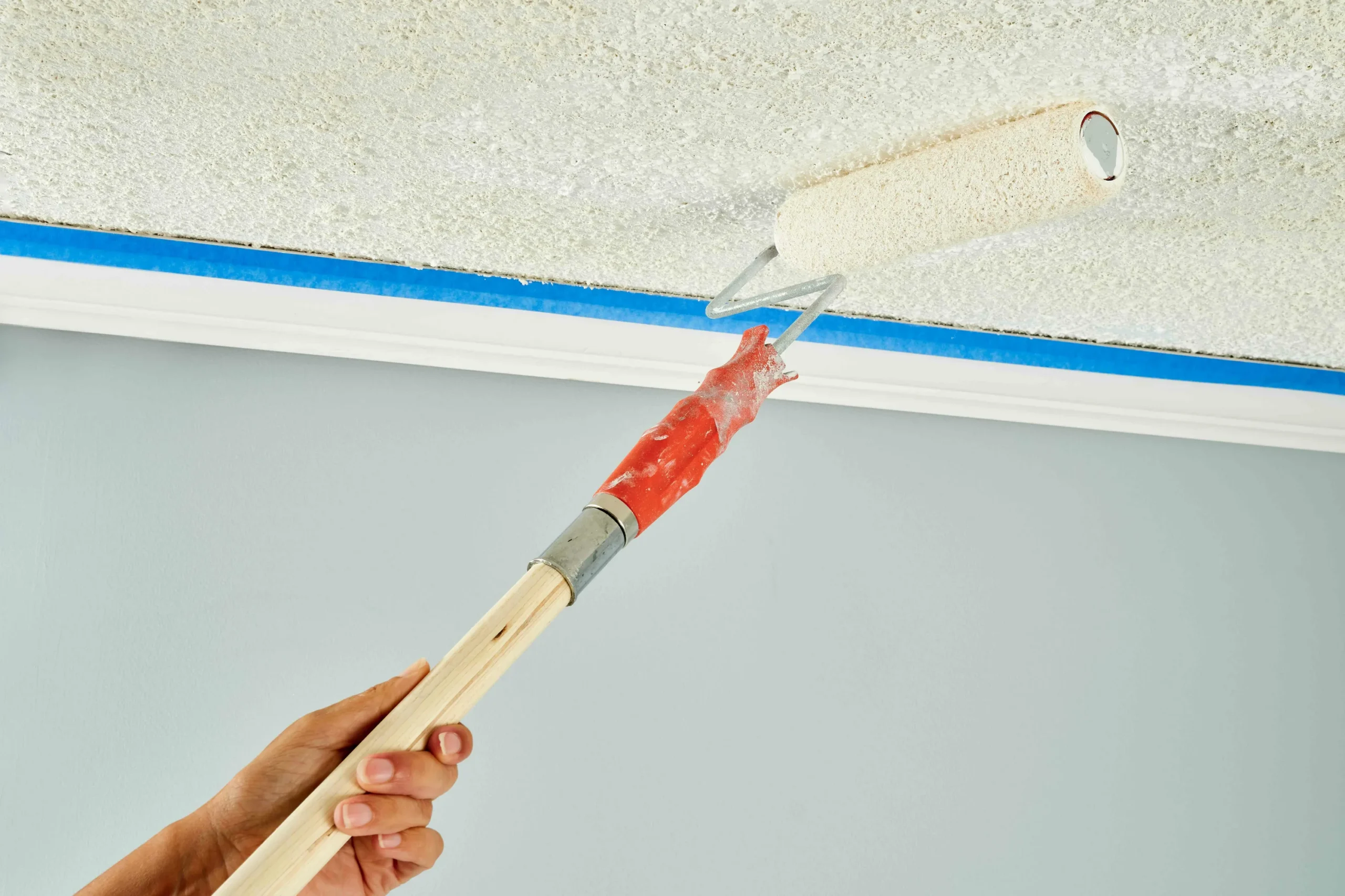 Покраска потолка