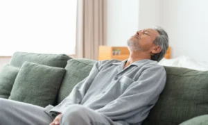 Мужчина на диване