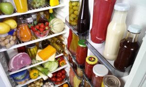 Холодильник с продуктами