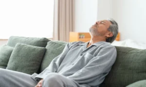 мужчина на диване