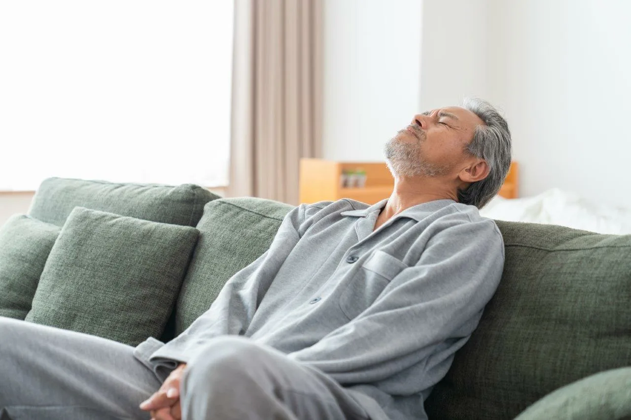 мужчина на диване