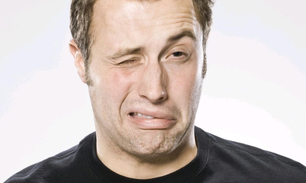 недовольное лицо