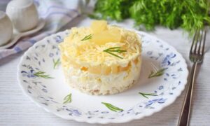 Салат из курицы с ананасам