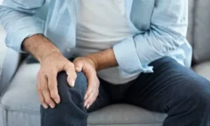 Мужчина держится за колено