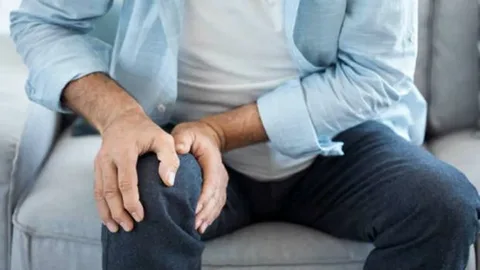 Мужчина держится за колено