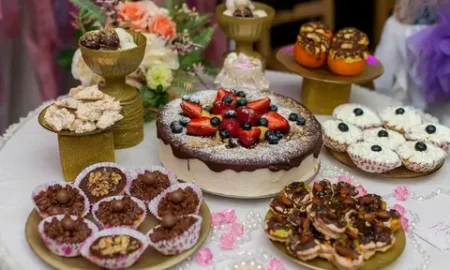 торт и пирожные на столе