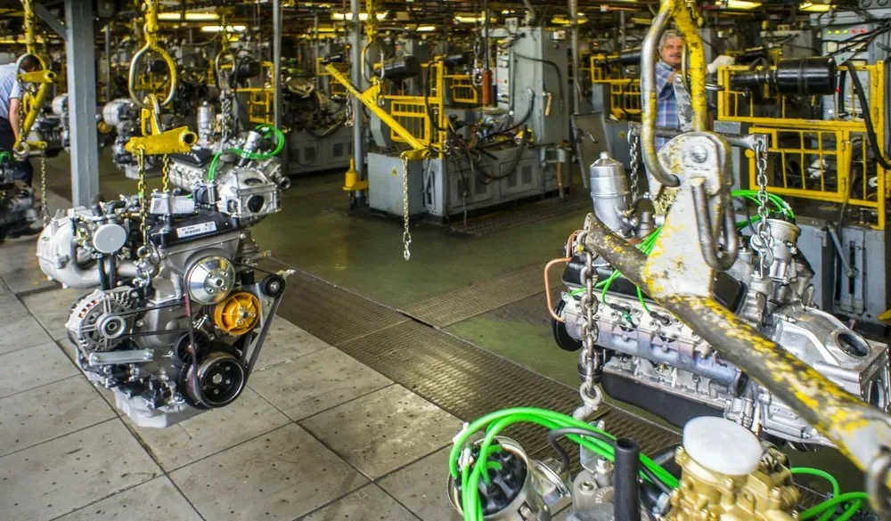 Сборка мотора на заводе