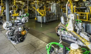 Сборка мотора на заводе