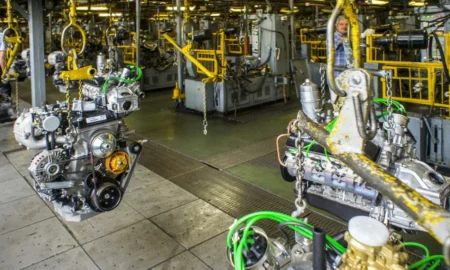 Сборка мотора на заводе