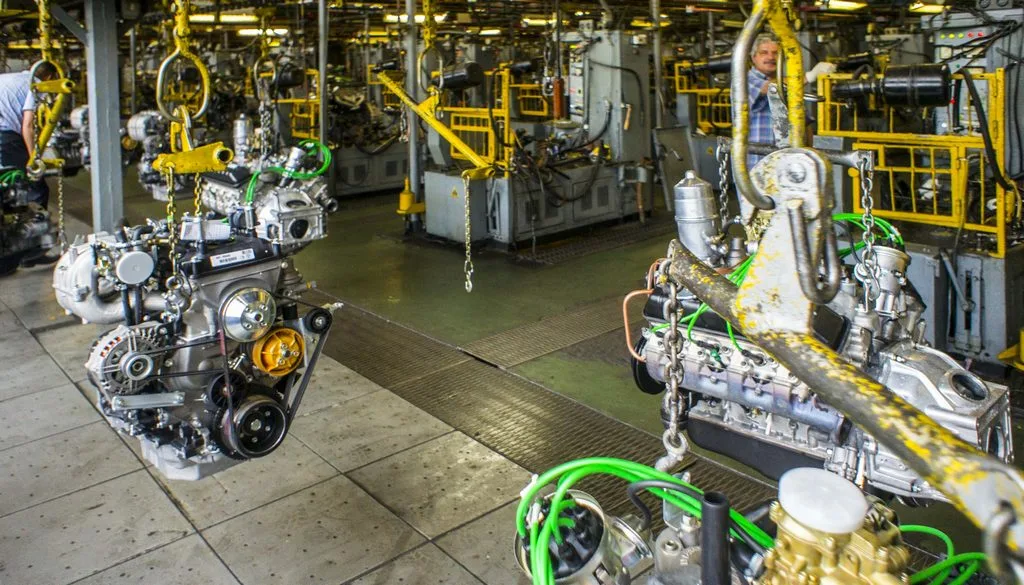 Сборка мотора на заводе