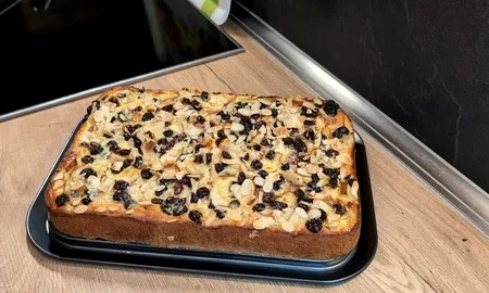 Заливной пирог с ягодами