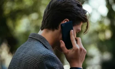 Мужчина звонит по телефону