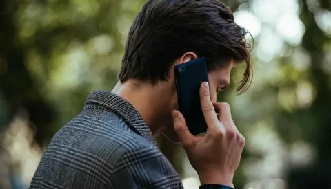 Мужчина звонит по телефону