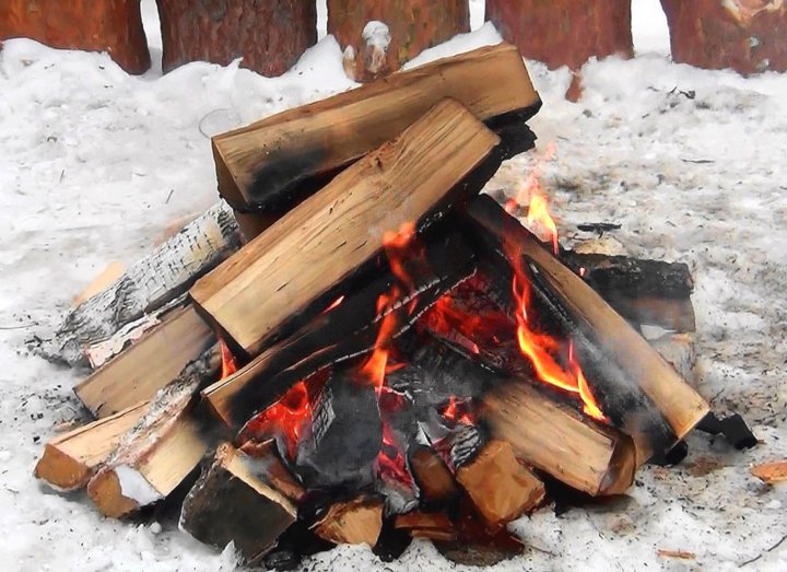 Дрова в костре зимой