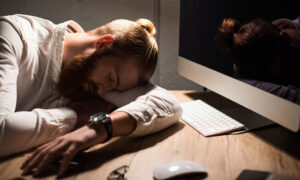 Мужчина уснул за столом