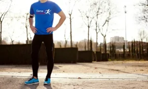 Мужчина в спортивном костюме