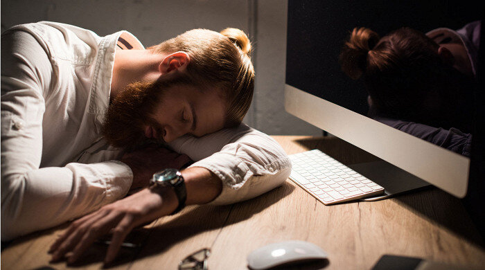 Мужчина уснул за столом