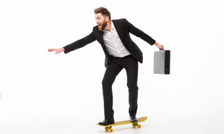 Растерянный человек в костюме с чемоданом