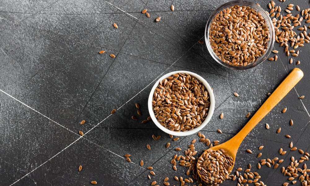 семена льна на столе