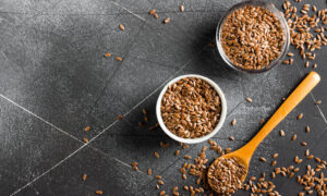 семена льна на столе