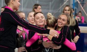 гимнастки радуются победе