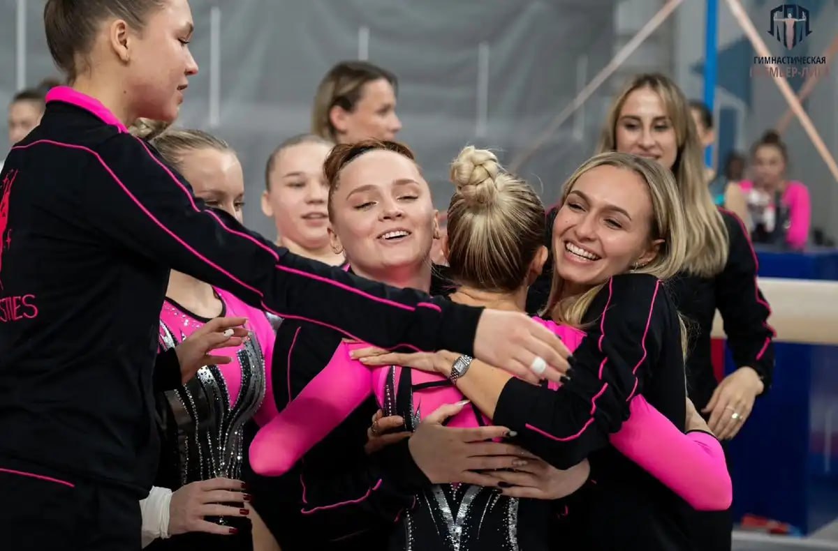 гимнастки радуются победе