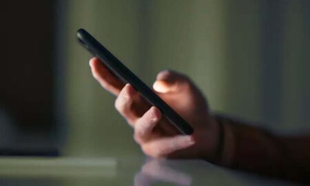 мужчина оформляет займ