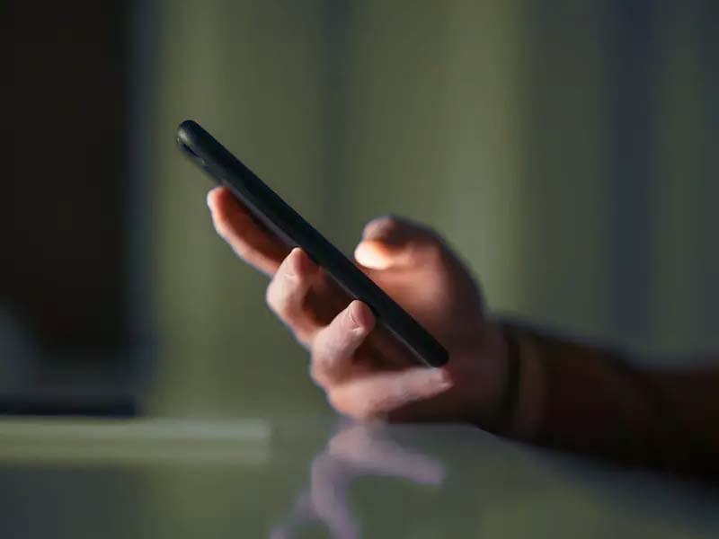 мужчина оформляет займ